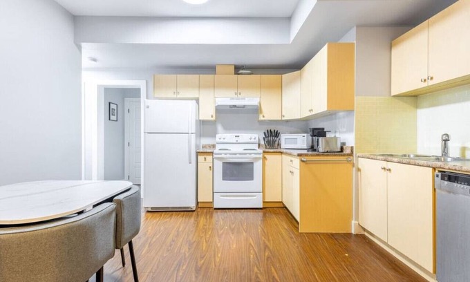 Guildford House | Modern & Friendly Suite: Close to Lush Park ~ Pkg!