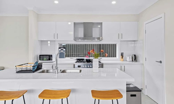 Leppington House | Leppington Two-Level 4Br near Village & Woolworthsn