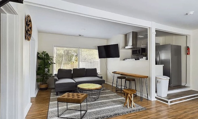 Rosewood Apartment | Elegant apartment in historic Rosewood. 10 minutes from Downtown Columbia.