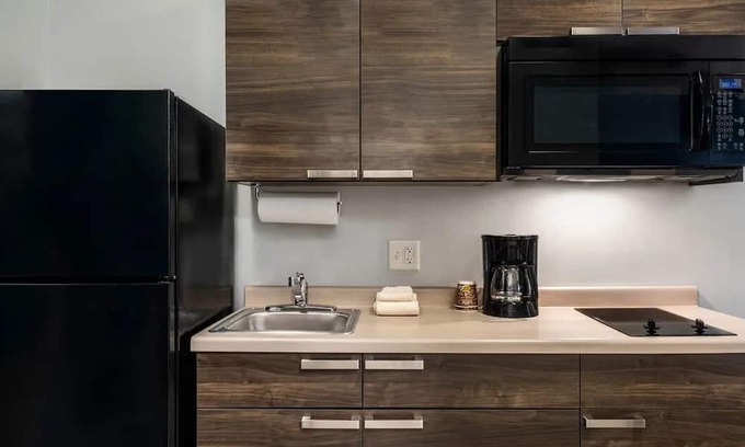 Pooler House | Welcoming Hotel w/In-Room Kitchenettes, Pet-Friendly, Near Savannah Airport, Fr