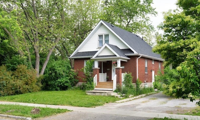 Newtonbrook House | Clean &Comfortable close to mall
