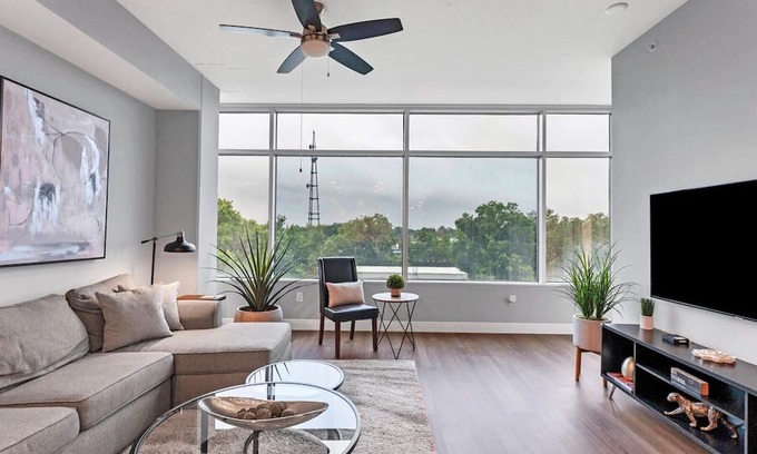 South Eola Condo | Cozy 2-bedroom apartment in downtown Orlando with free parking