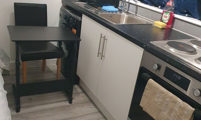 Basildon Apartment | Cozy studio room within a house in Basildon with free WiFi