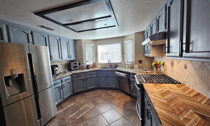 Clovis House | Spacious 4-bedroom house in delightful Clovis with WiFi, AC, Pool, Patio