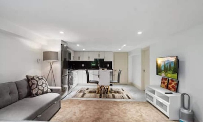 Upper Lonsdale House | Modern & Cozy 1BR suite in NV