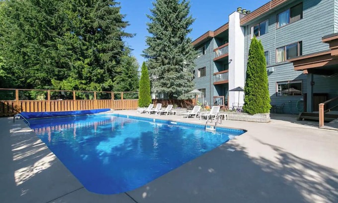 Whistler Creekside Condo | The CABIN 5min Walk to Gondola + FREE PARKING + Hottub + Pet Friendly!