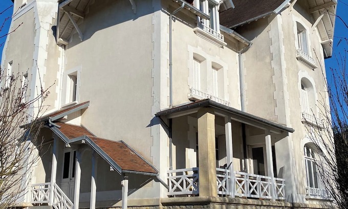 Tilly-sur-Seulles Apartment | Appartement Équipé au Manoir des Lys, Esprit Cocottes, vue sur la Campagne !