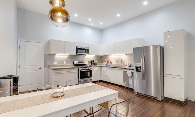 Downtown Baltimore House | Luxury Halal Home! 3 Minutes From John Hopkins University and Downtown Baltimore