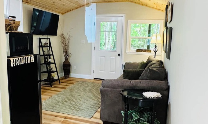 Birch Run Township Cabin | Unit 4 LODGE Secluded Woodsy Lodge Retreat with Modern Comforts Near Frankenmuth