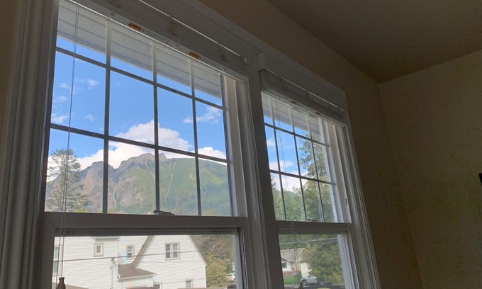 North Bend Apartment | Modern 1 br over Downtown - Walkable - Fast WiFi