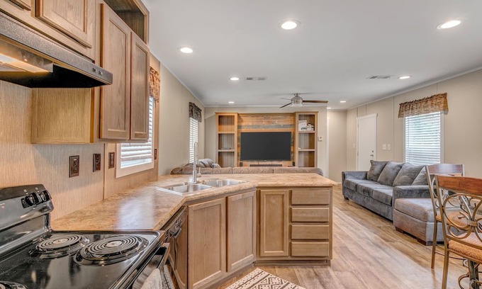 Jasper House | Conveniently located comfy cabin in the lake front community of Westwood