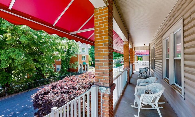 Maryville Condo | Cozy condo with private W/D, wifi + screened-in balcony