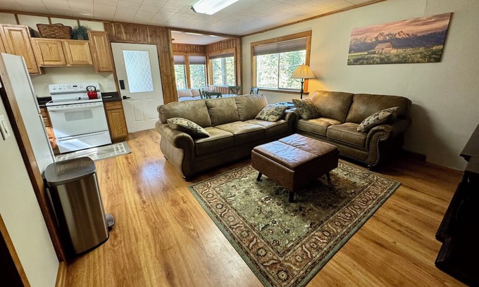 Cascade Cabin | Cozy Cabin near Lake Cascade!