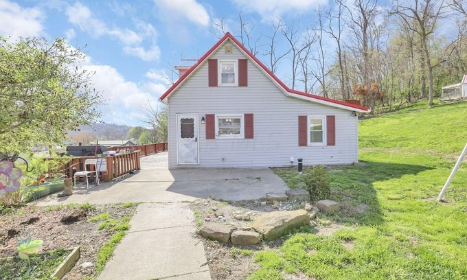 Laurelville Cottage | Cozy County Cottage Conveniently located in Laurelville Ohio.