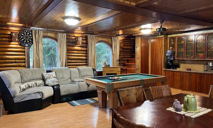 Rawdon House | Rustic Chalet