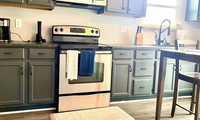 Olathe House | Pet friendly 3bdr with King