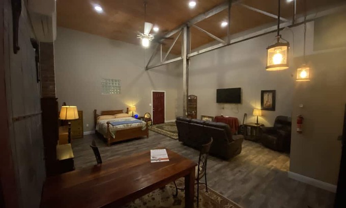 McComb Apartment | Executive/Corporate Short Term 1950’s Art Deco Classic