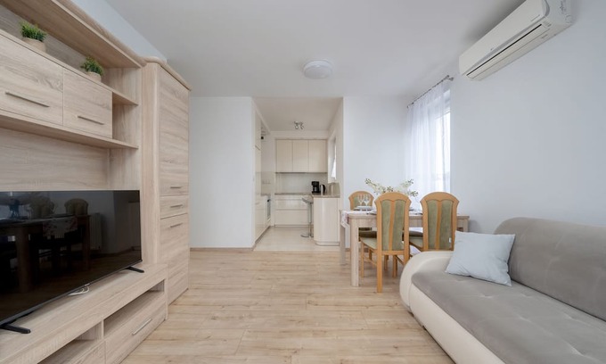 Fabryczna Apartment | Bright Apartment With Balcony by Renters