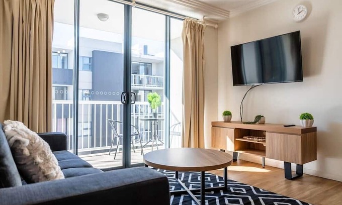 Woolloongabba Apartment | Urban Luxury: City Apartment with Pool and Parking