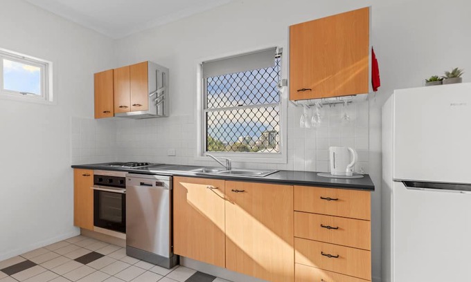 West End Apartment | Cosy West End 1-Bed with Parking