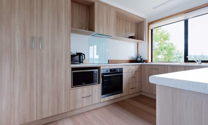 West Launceston Apartment | Bright and Beautiful Near the Gorge with Parking