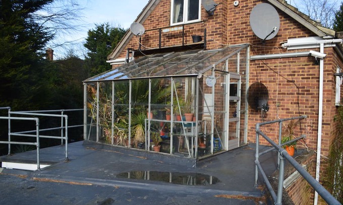 Weybridge House | Weybridge shared house in very upmarket area where celebs live.