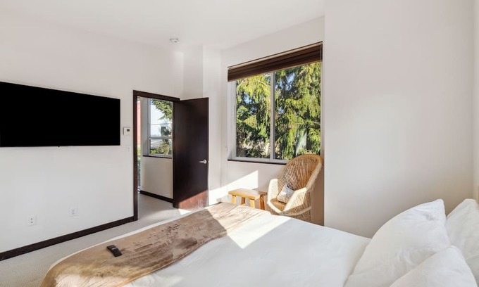 West Woodland House | The Growler Garden with Hot Tub