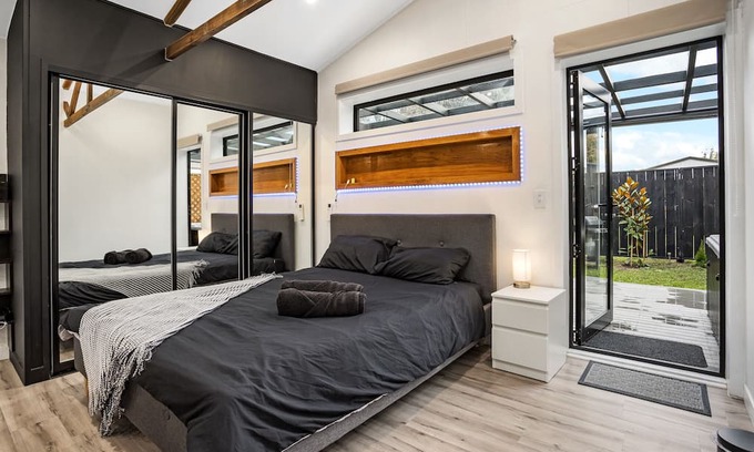 Hornby House | Studio Unit with Spa Bath!