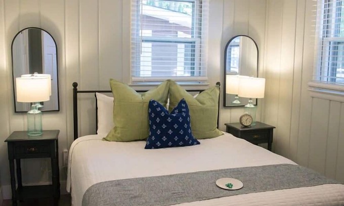 Muskegon House | Cottage Retreat Scenic Drive Resort 4