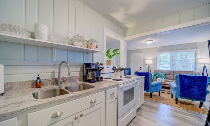 Muskegon House | Cottage Retreat Scenic Drive Resort 3