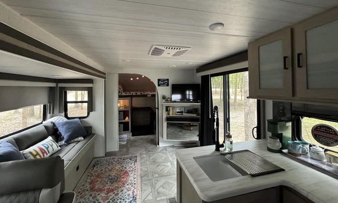 Alba RV Rental | Family and Pet-Friendly Camper Steps Away from Lake Fork!