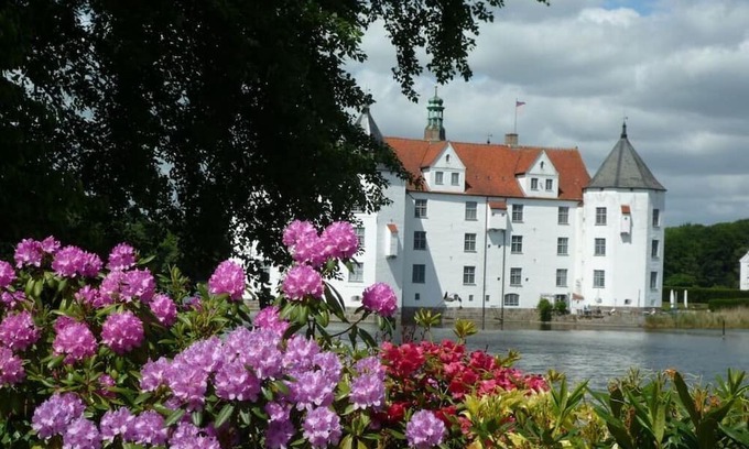 Husby House | Moin Moin Husby Modern retreat