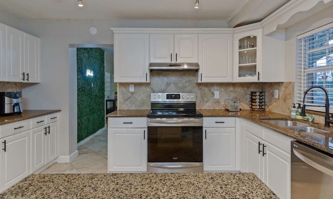 Lake Eola Heights House | Downtown Gem w/Jacuzzi + Basketball + Games!