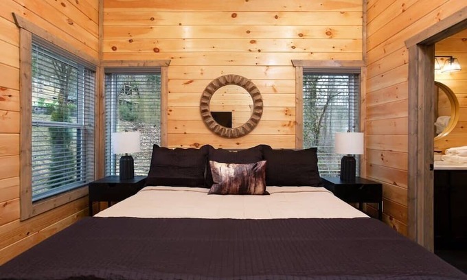 Gatlinburg Cabin | Brand New/1 Mile 2 Downtown Gatlinburg/Park-Like