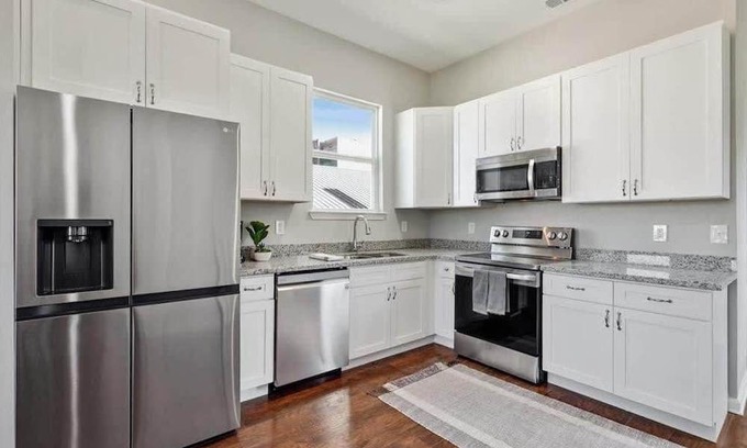 Mid-City House | Enormous Colorful New 6br Pad w/ Parking