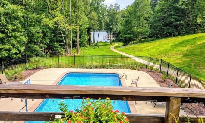 Semora House | Lakefront with Pool-Ideal getaway for family, friends or co-workers