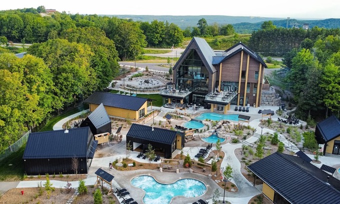 Oro-Medonte Ski Chalet | Escape the City in our Chalet Townhouse for 8 - w/ Jacuzzi & Access to Pool /Gym