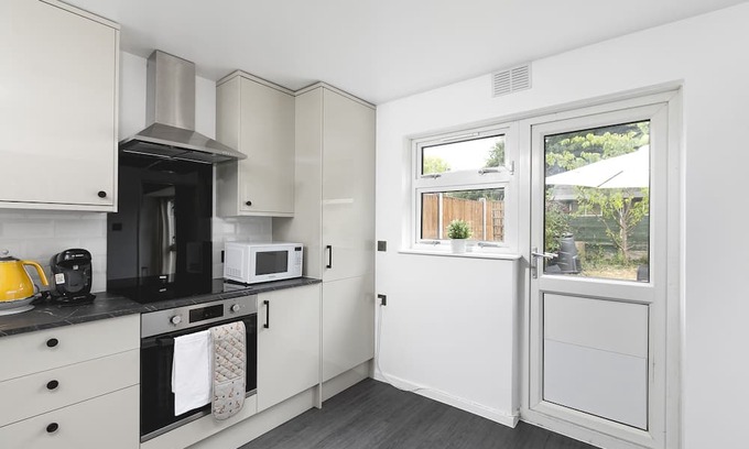 Shephall House | Lovely Home in Hydean Way Stevenage