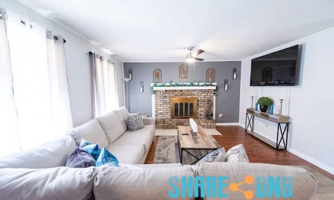 Sherwood House | Charming 3BR/2BA Sherwood Home with 2-Car Garage