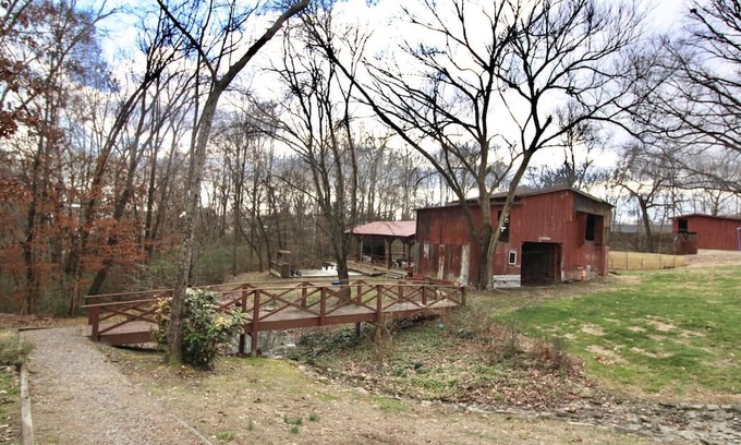 Lenoir City Cabin | Cozy Classy Cabin - pet friendly! Only 1 minute from Lenoir City's main street