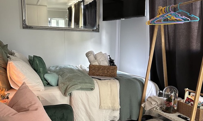 Monterey House | Beach Serenity 1- Close to the beach and public transport only 20mins from city