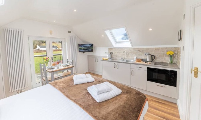 Kendal Apartment | Romantic and stylish studio apartment with views and free parking
