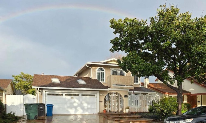 Union City House | Beautiful classy house for relaxation. Huge spaces and a great ambiance.