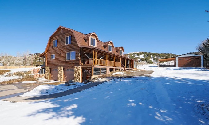 Coalville Cabin | Log home 5-bedroom 4-bath 15 min from Park City