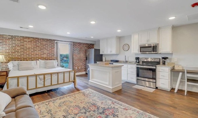 Statesboro Apartment | The Post Suite - Above Bull Barrel Close to GSU