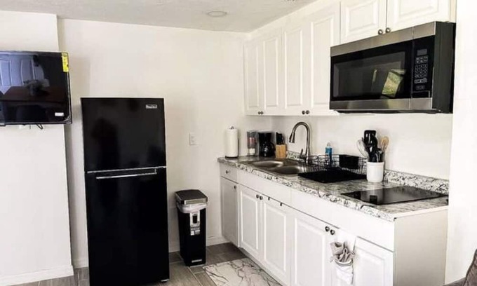 Marthas Vineyard Apartment | Comfy Unit near Port R Beaches/ Adv. Park/