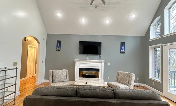 Jefferson House | Spacious estate comfortable for a dozen guests on 10 acres in Jefferson NC.