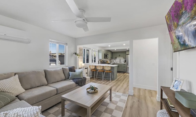 South Park House | South Park Secret | Cottage-style 3/2 with Hot Tub