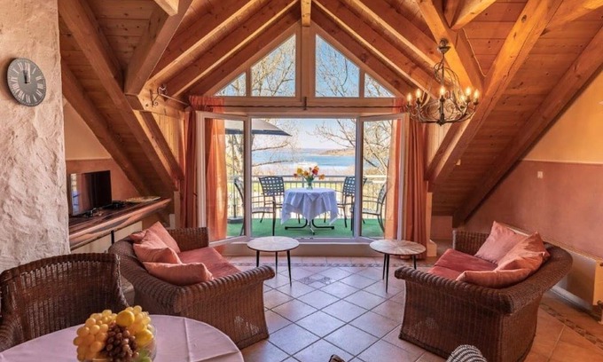 Herrsching am Ammersee Apartment | Apartment 'Fewo Seeblick Herrsching' with Lake View, Balcony and Wi-Fi