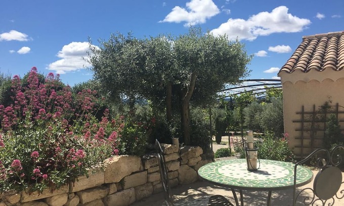 Saint-Pierre-de-Vassols House | Holiday Home 'La Maison De Malie' with Mountain View, Wi-Fi and Air Conditioning
